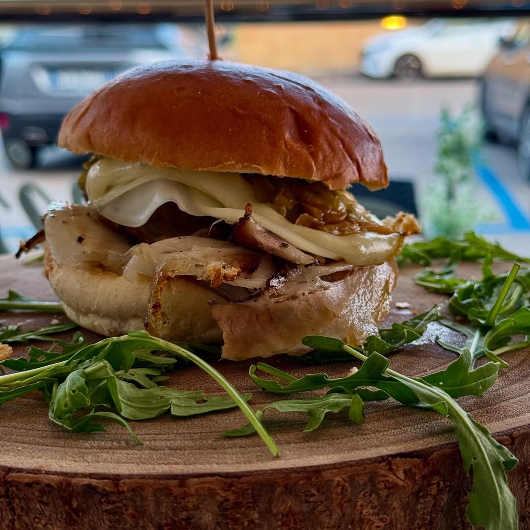 Burger con porchetta, scamorza e rucola