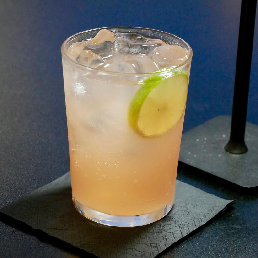 Cocktail fresco con menta e lime