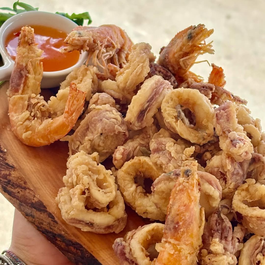 Frittura di calamari e gamberi con salsa thai