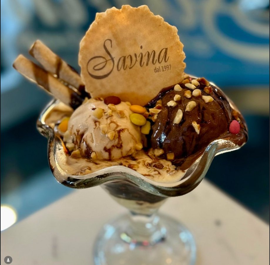 Coppa gelato con panna e gusti freschi
