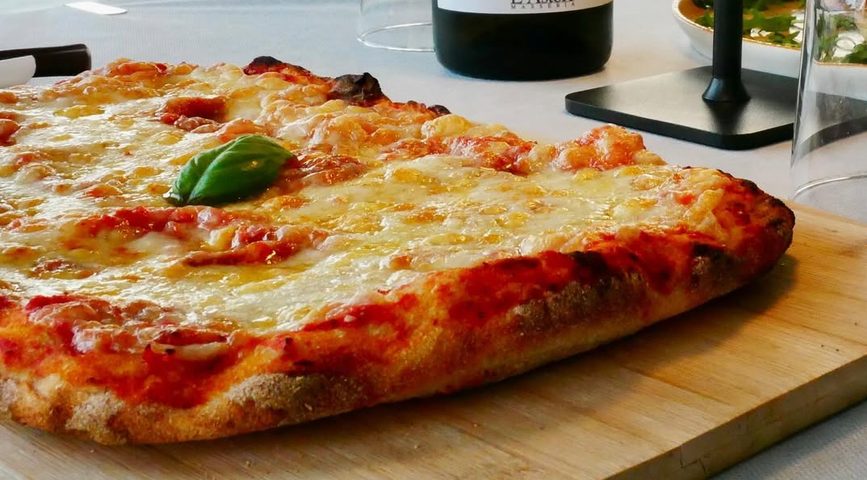 Pinsa romana con ingredienti freschi
