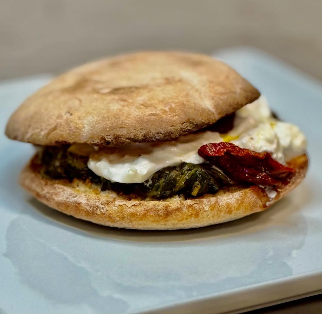 Puccia salentina con burrata, cicorie e pomodoro secco